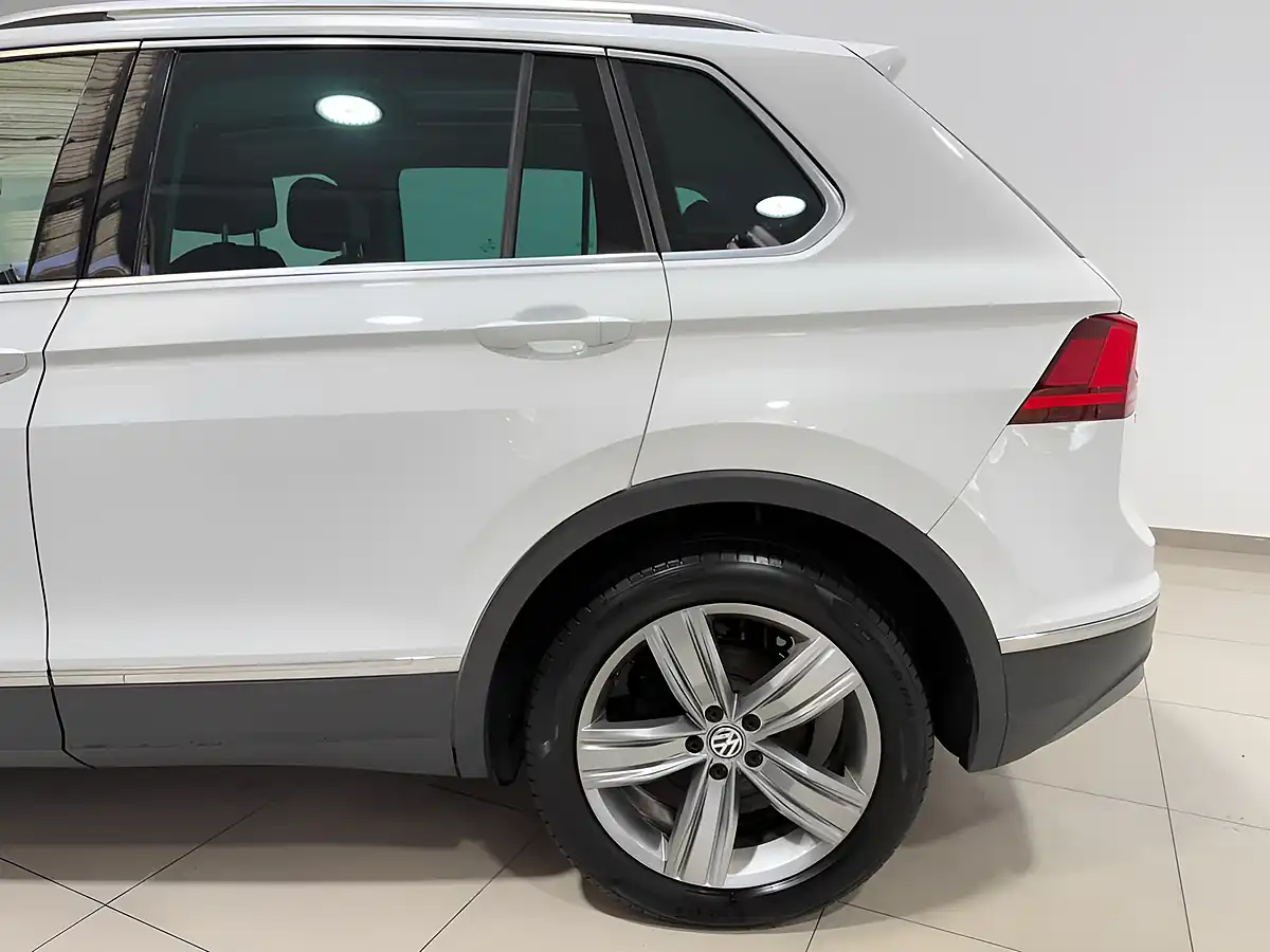 Used 2017 Volkswagen Tiguan Sel White - Interior and Exterior details 7