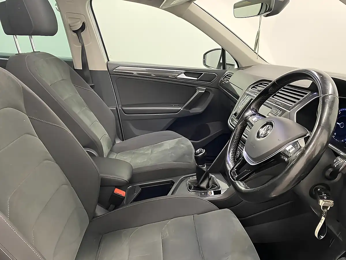 Used 2017 Volkswagen Tiguan Sel White - Interior and Exterior details 10