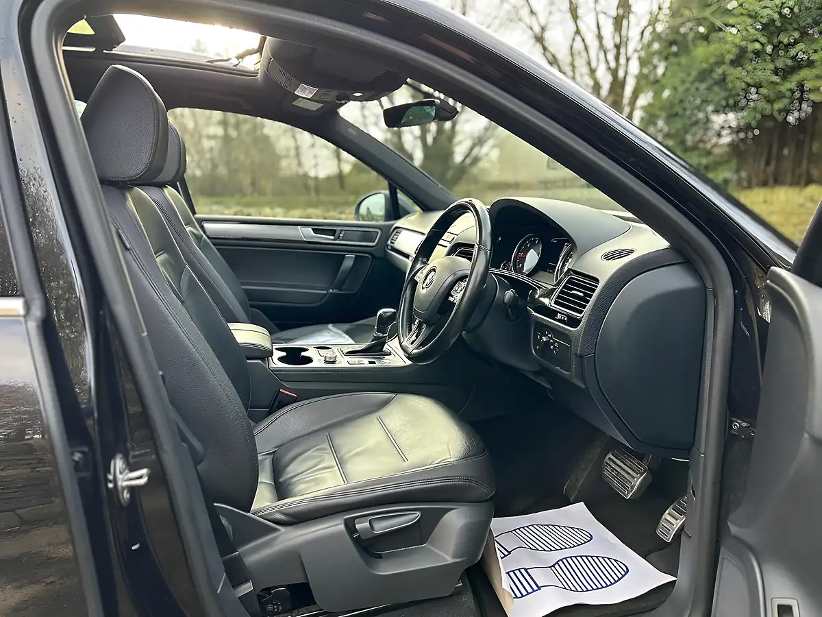 Used 2017 Volkswagen Touareg Bluemotion Tech R-Line Black - Interior and Exterior details 10