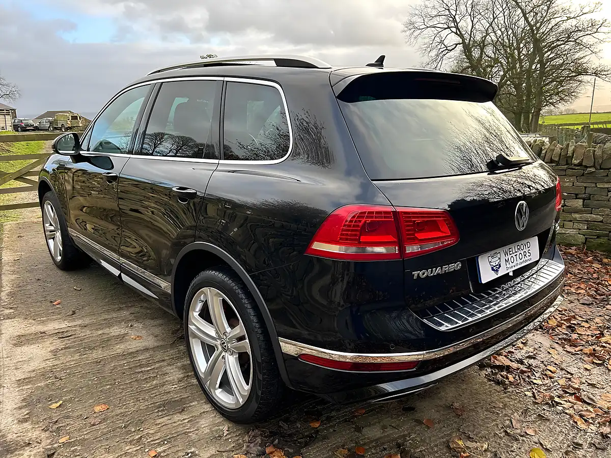 Used 2017 Volkswagen Touareg Bluemotion Tech R-Line Black - Interior and Exterior details 13