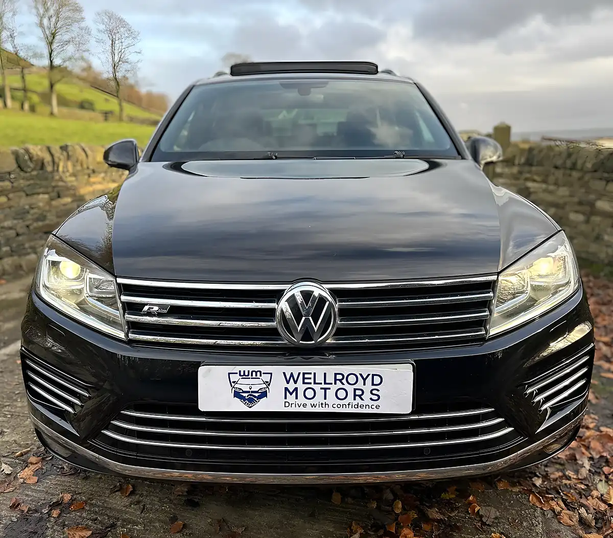 Used 2017 Volkswagen Touareg Bluemotion Tech R-Line Black - Interior and Exterior details 4