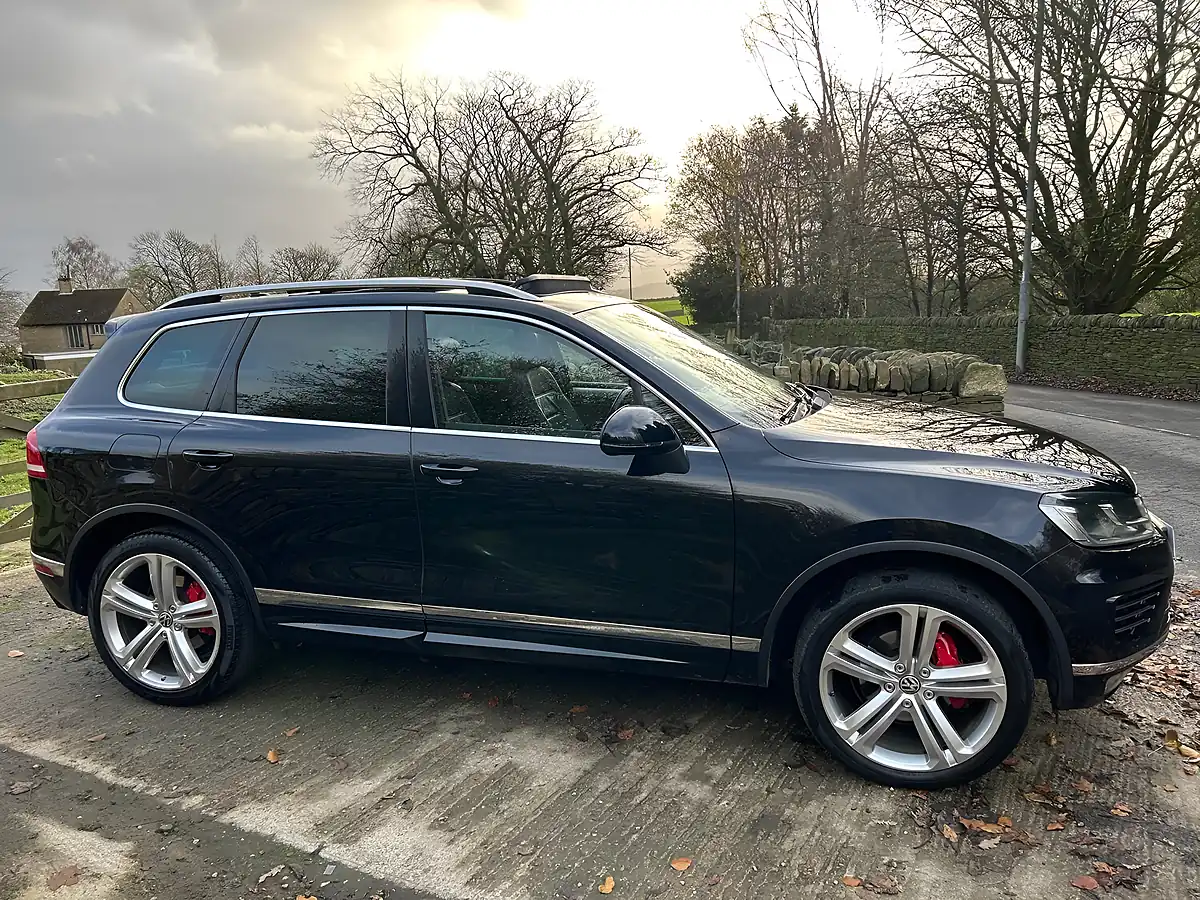 Used 2017 Volkswagen Touareg Bluemotion Tech R-Line Black - Interior and Exterior details 8