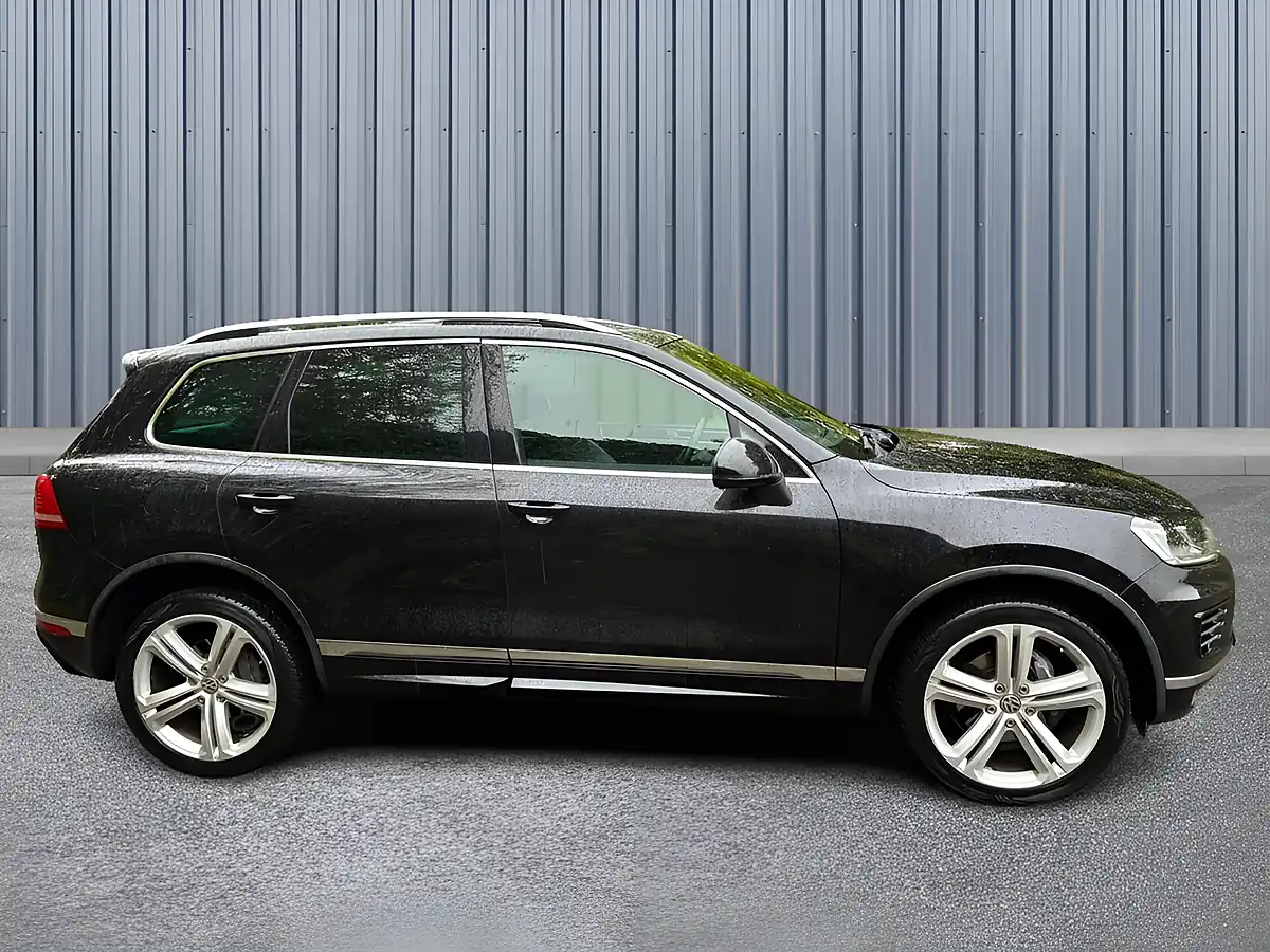 Used 2017 Volkswagen Touareg R-Line Plus Black - Interior and Exterior details 7