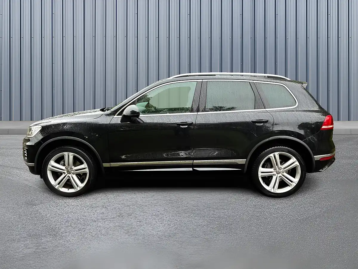Used 2017 Volkswagen Touareg R-Line Plus Black - Interior and Exterior details 8