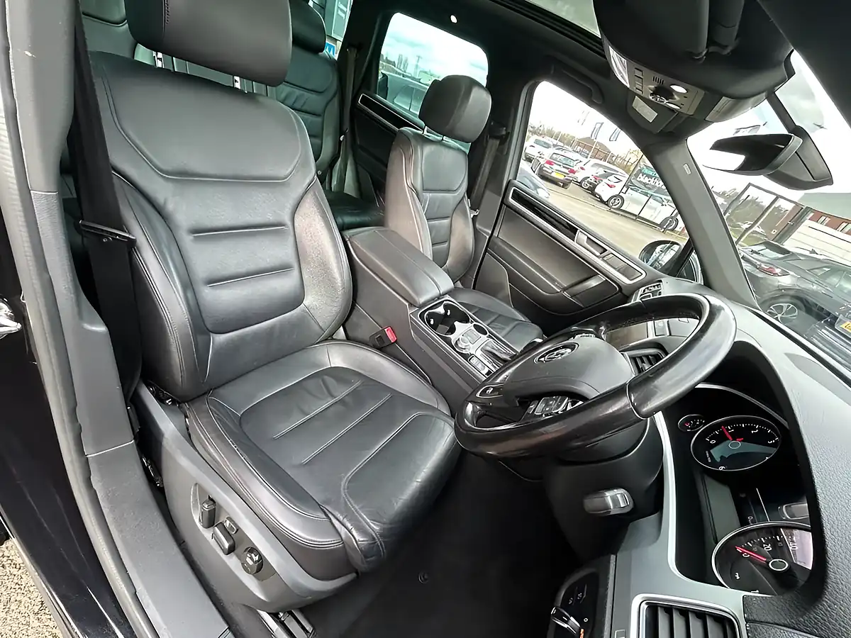 Used 2017 Volkswagen Touareg R-Line Plus Deep Black Metallic - Interior and Exterior details 11
