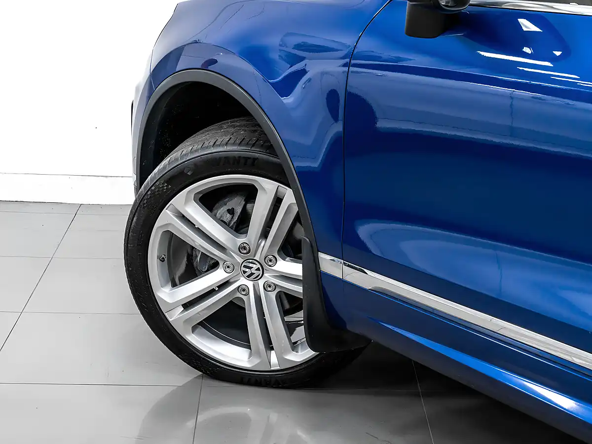 Used 2017 Volkswagen Touareg R-Line Plus Reef Blue - Interior and Exterior details 10