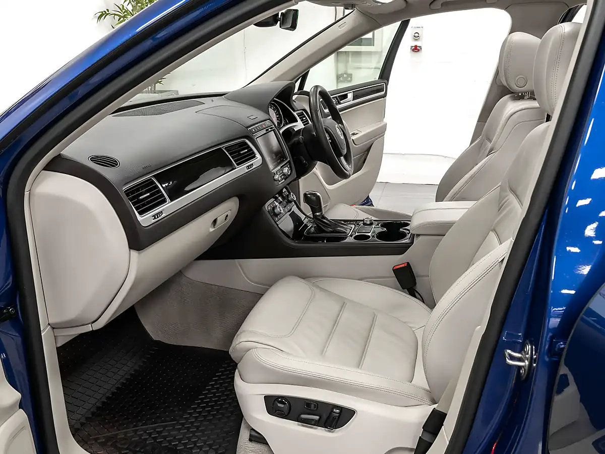 Used 2017 Volkswagen Touareg R-Line Plus Reef Blue - Interior and Exterior details 12