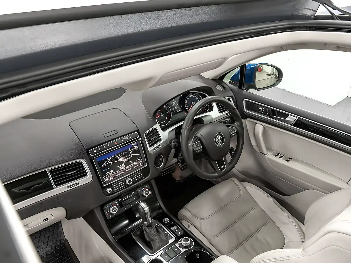 Used 2017 Volkswagen Touareg R-Line Plus Reef Blue - Interior and Exterior details 13