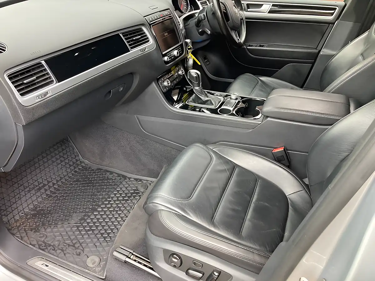 Used 2017 Volkswagen Touareg R-Line Plus Silver - Interior and Exterior details 8