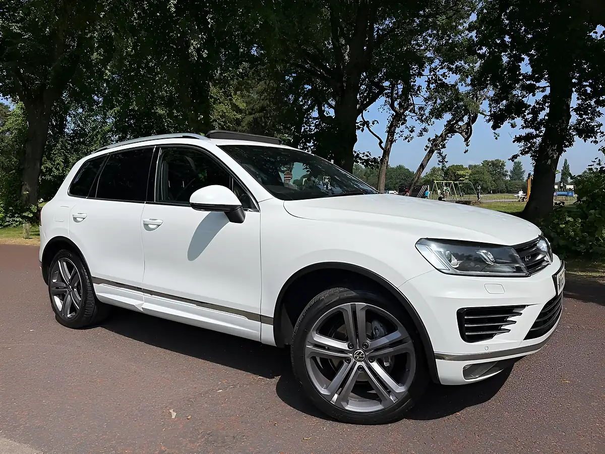 Used 2017 Volkswagen Touareg R-Line Plus White - Front View