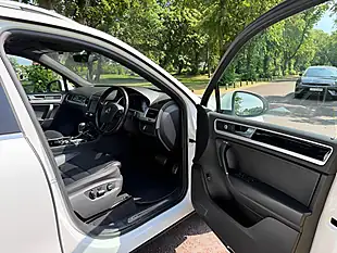 Used 2017 Volkswagen Touareg R-Line Plus White - Interior and Exterior details 10