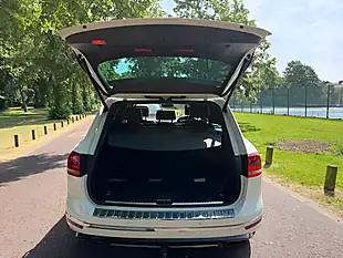 Used 2017 Volkswagen Touareg R-Line Plus White - Interior and Exterior details 11