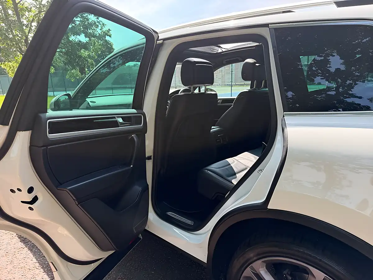 Used 2017 Volkswagen Touareg R-Line Plus White - Interior and Exterior details 12