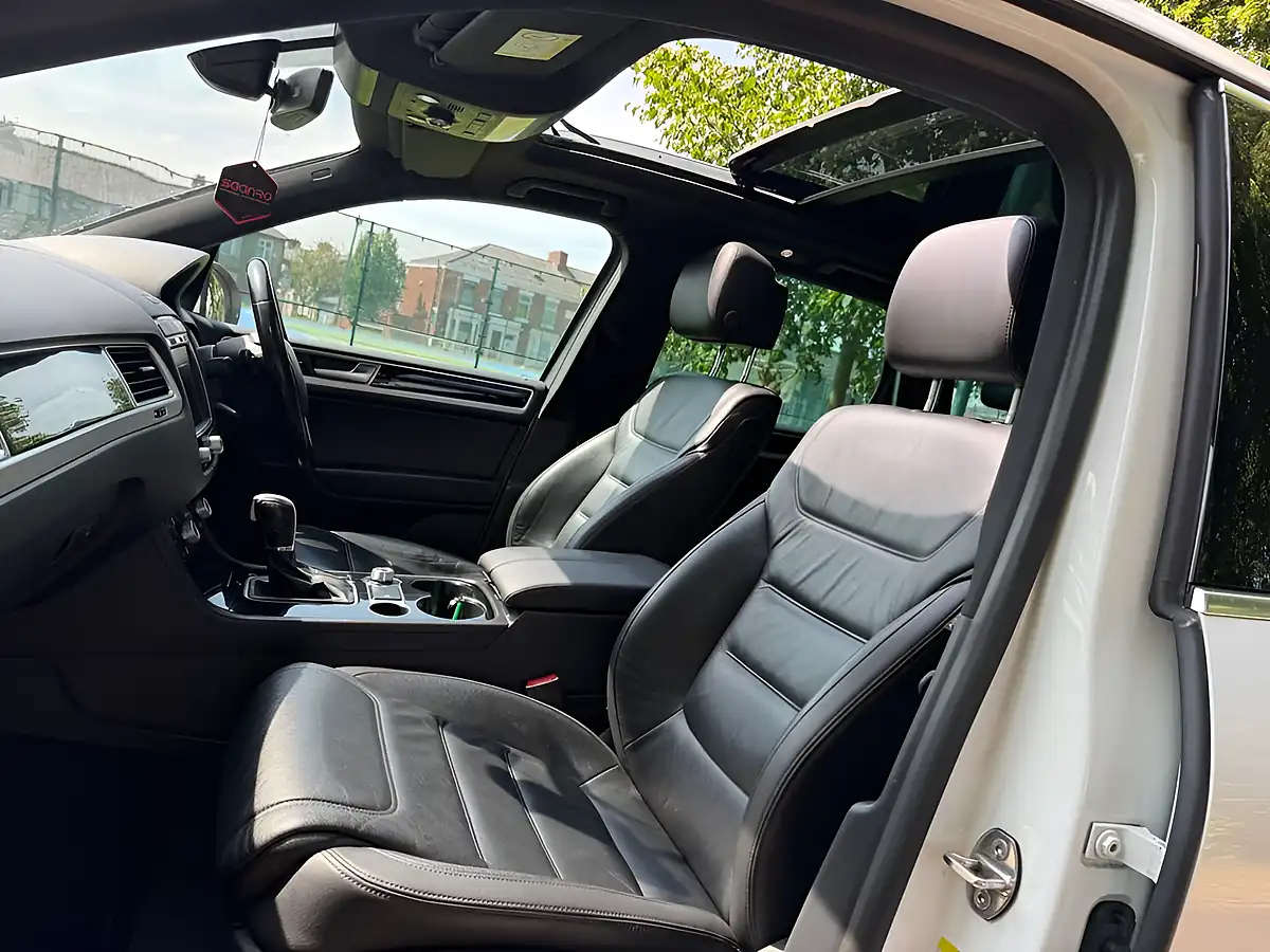 Used 2017 Volkswagen Touareg R-Line Plus White - Interior and Exterior details 13