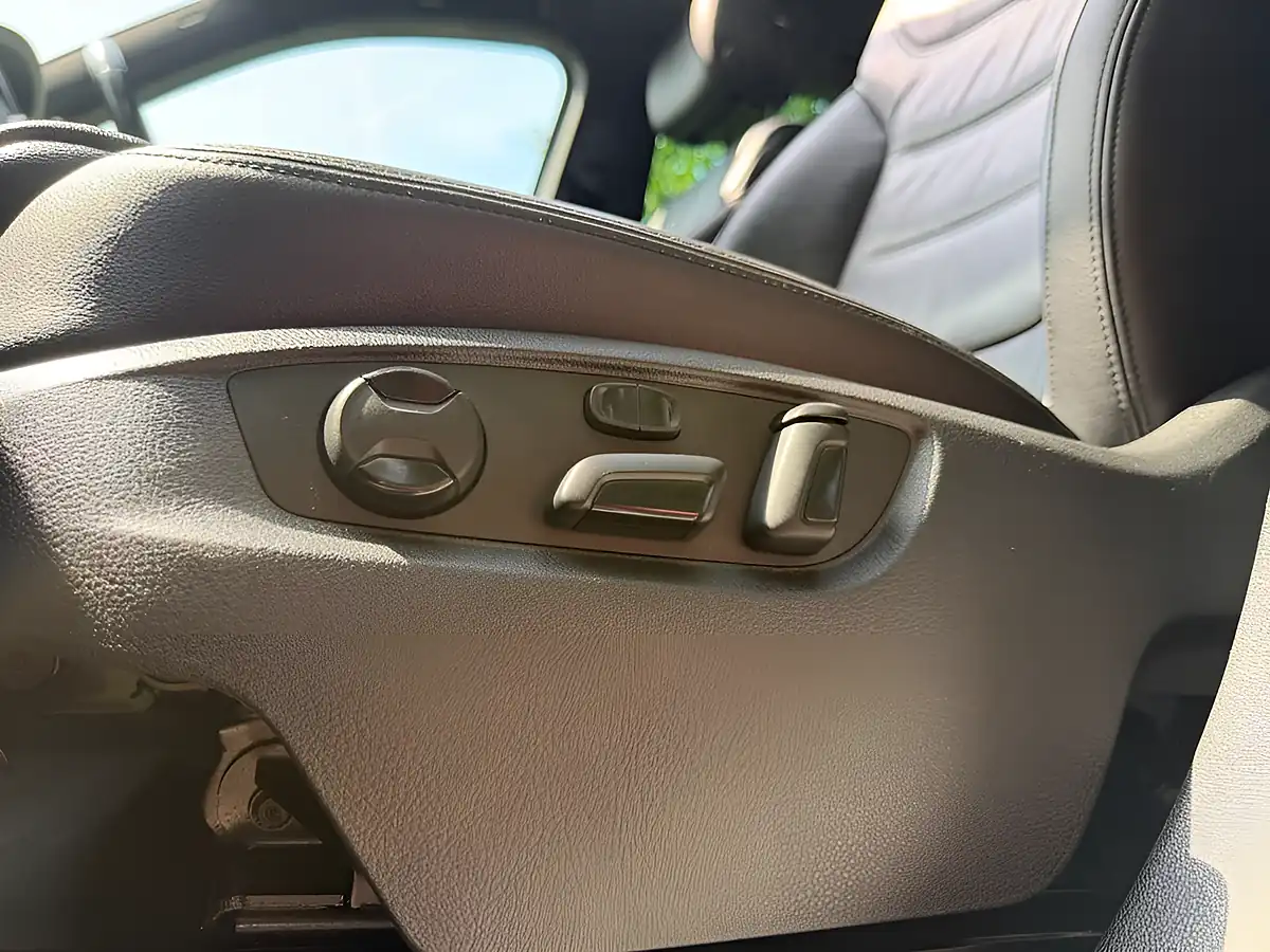 Used 2017 Volkswagen Touareg R-Line Plus White - Interior and Exterior details 19