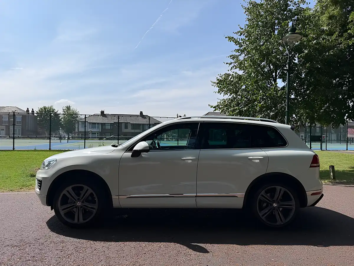 Used 2017 Volkswagen Touareg R-Line Plus White - Interior and Exterior details 7