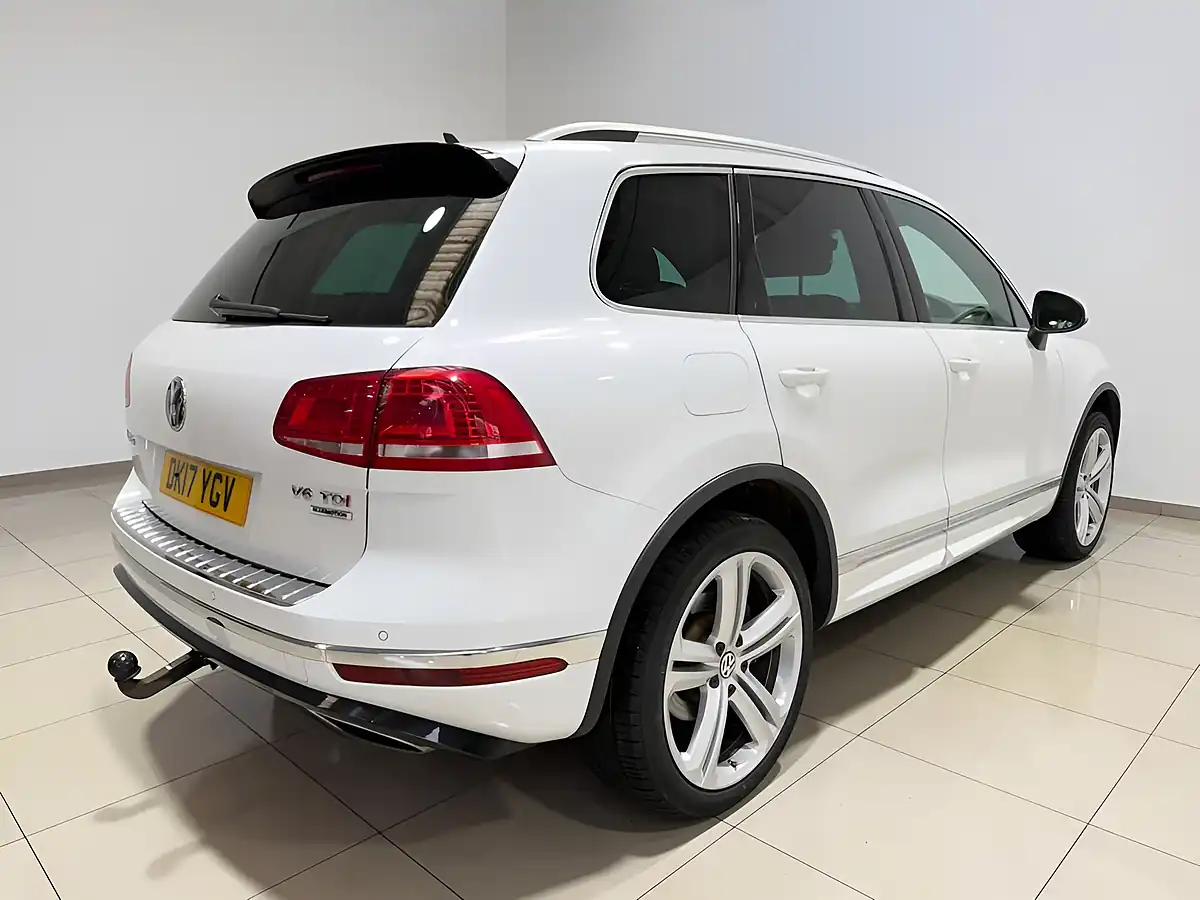 Used 2017 Volkswagen Touareg R-Line Plus White - Interior and Exterior details 10