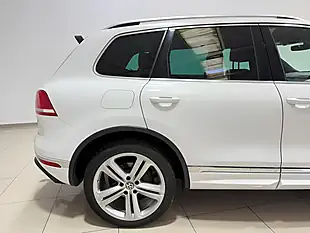 Used 2017 Volkswagen Touareg R-Line Plus White - Interior and Exterior details 11