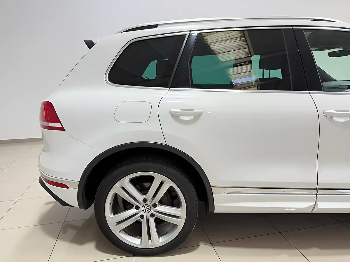 Used 2017 Volkswagen Touareg R-Line Plus White - Interior and Exterior details 11