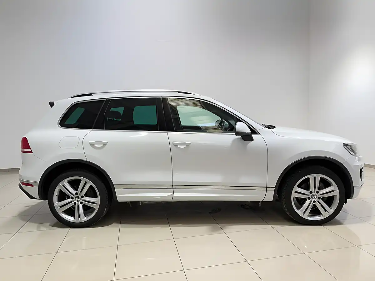 Used 2017 Volkswagen Touareg R-Line Plus White - Interior and Exterior details 12