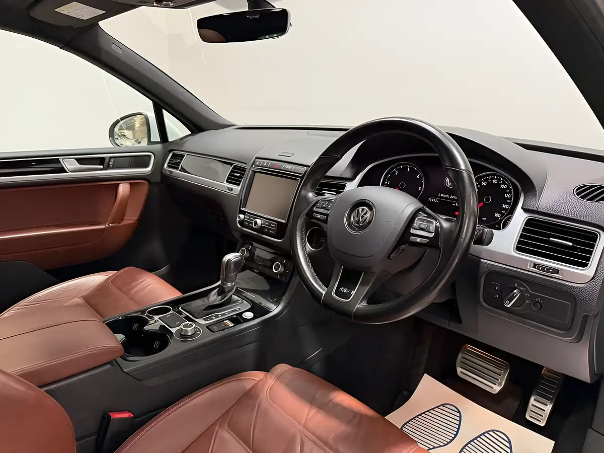 Used 2017 Volkswagen Touareg R-Line Plus White - Interior and Exterior details 13