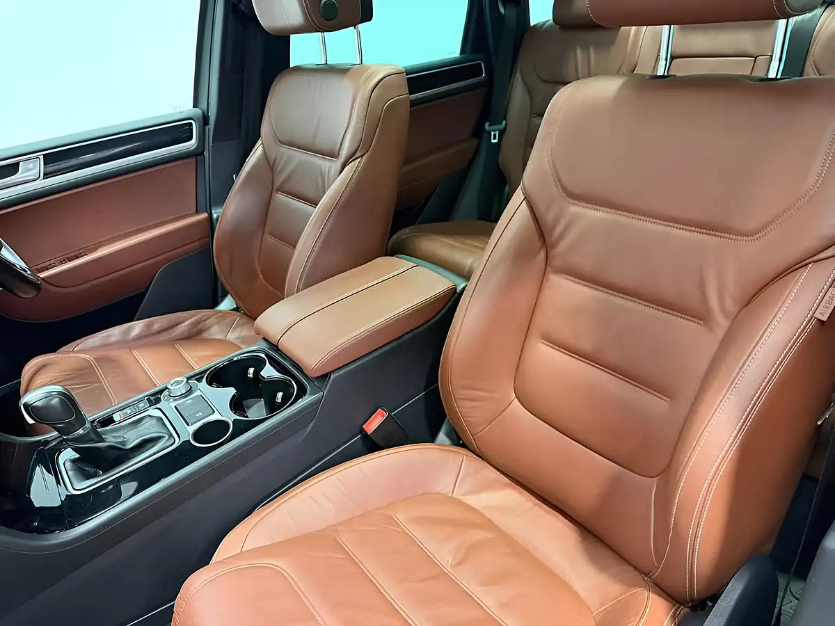 Used 2017 Volkswagen Touareg R-Line Plus White - Interior and Exterior details 16