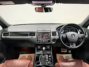 Used 2017 Volkswagen Touareg R-Line Plus White - Interior and Exterior details 4