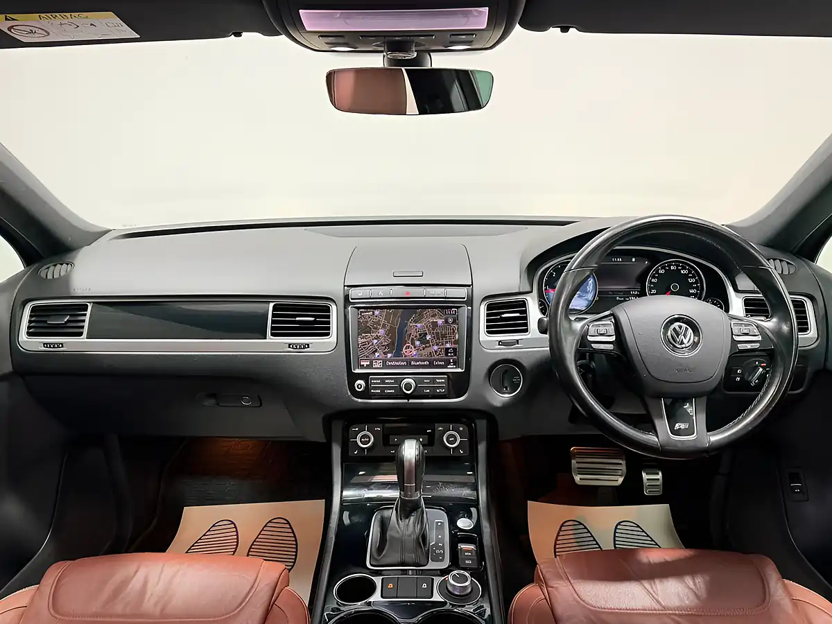 Used 2017 Volkswagen Touareg R-Line Plus White - Interior and Exterior details 4