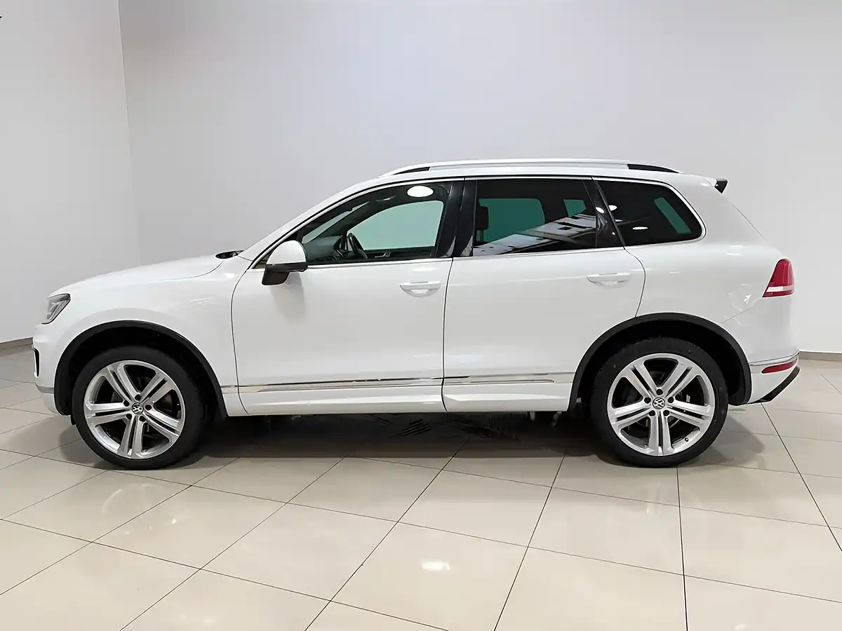 Used 2017 Volkswagen Touareg R-Line Plus White - Interior and Exterior details 6