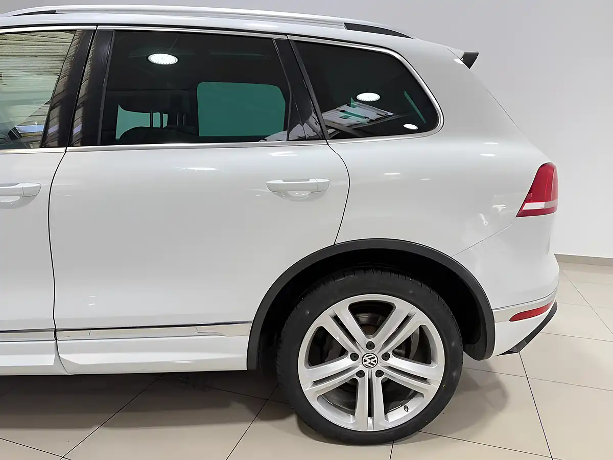 Used 2017 Volkswagen Touareg R-Line Plus White - Interior and Exterior details 7
