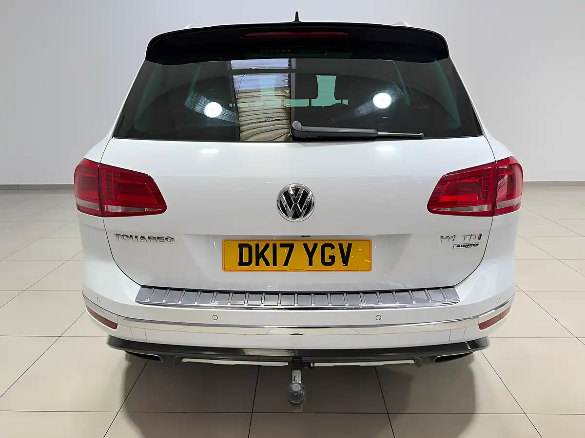 Used 2017 Volkswagen Touareg R-Line Plus White - Interior and Exterior details 9