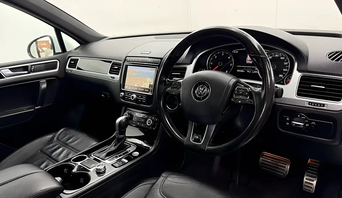 Used 2017 Volkswagen Touareg R-Line Plus White - Interior and Exterior details 11