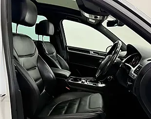 Used 2017 Volkswagen Touareg R-Line Plus White - Interior and Exterior details 12
