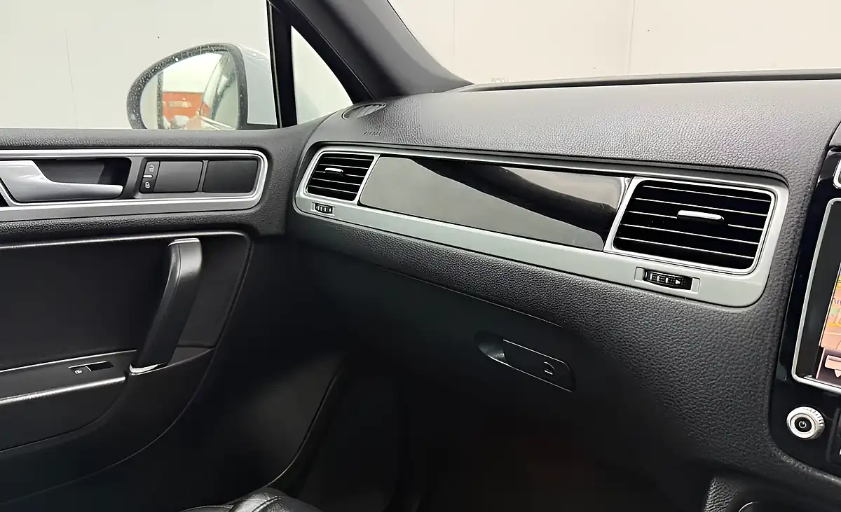Used 2017 Volkswagen Touareg R-Line Plus White - Interior and Exterior details 16