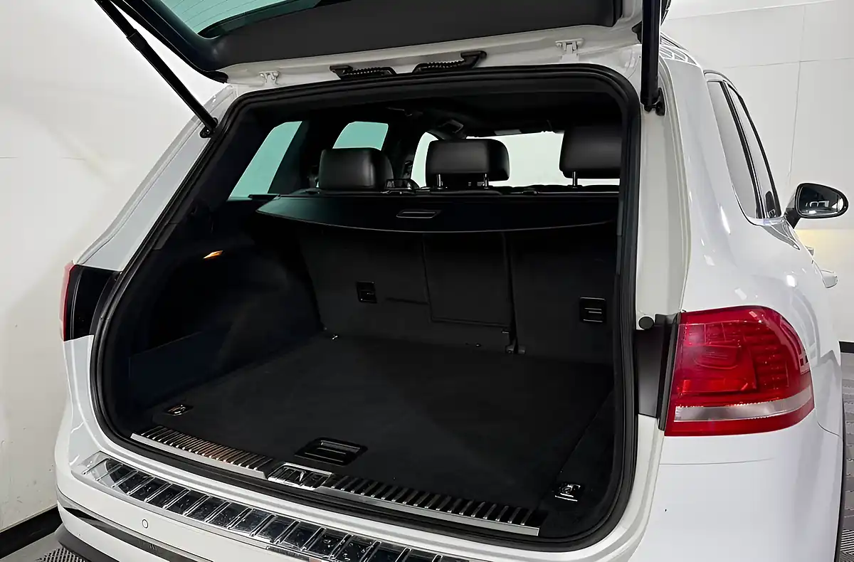 Used 2017 Volkswagen Touareg R-Line Plus White - Interior and Exterior details 20