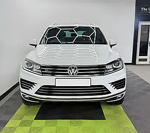 Used 2017 Volkswagen Touareg R-Line Plus White - Interior and Exterior details 4