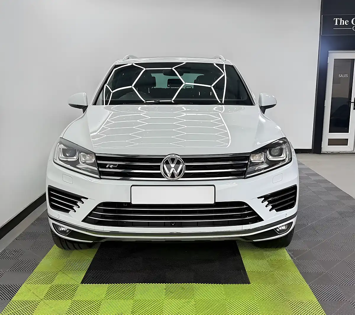 Used 2017 Volkswagen Touareg R-Line Plus White - Interior and Exterior details 4