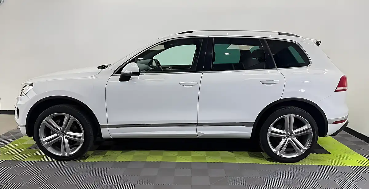Used 2017 Volkswagen Touareg R-Line Plus White - Interior and Exterior details 7