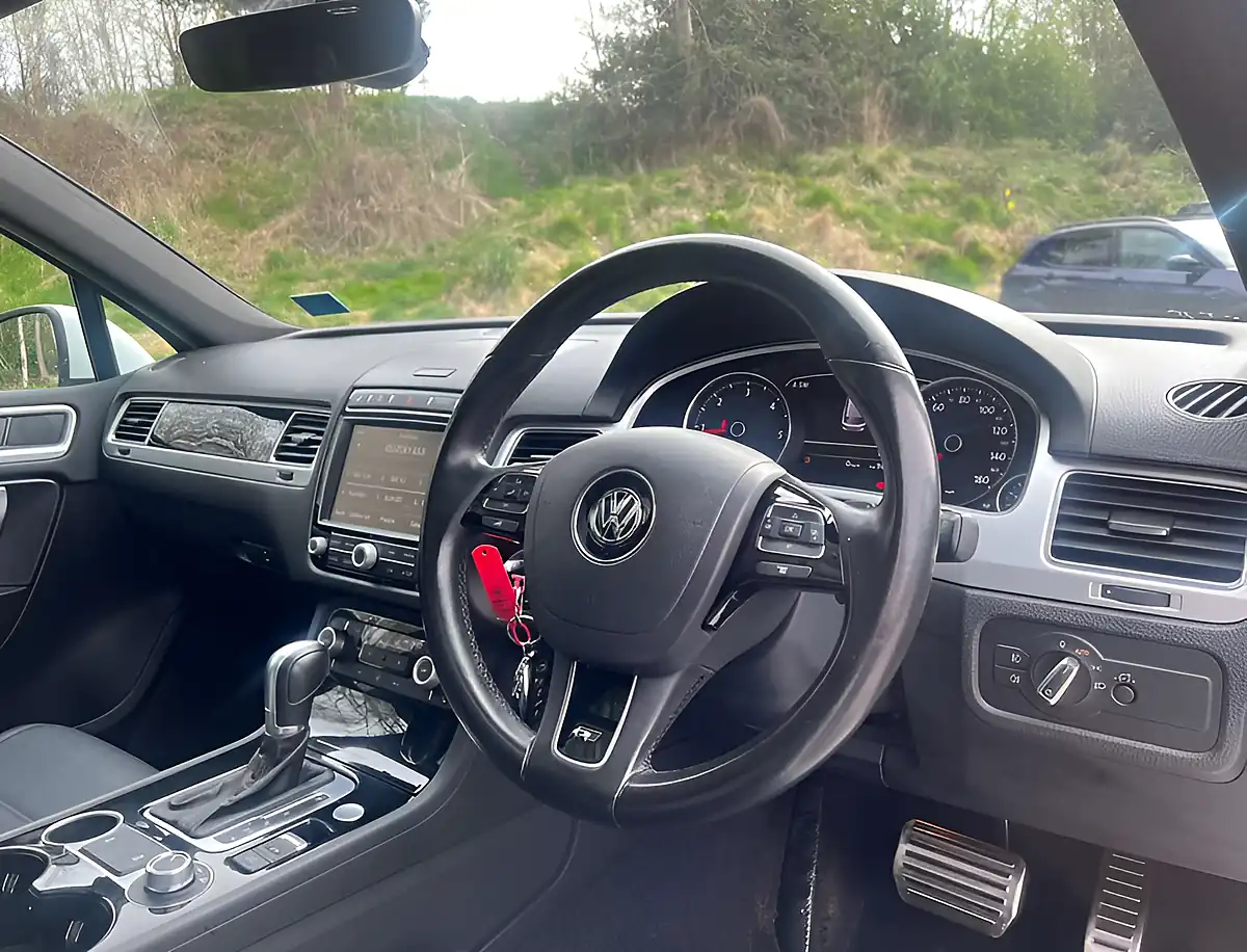 Used 2017 Volkswagen Touareg R-Line+ Pure White - Interior and Exterior details 11