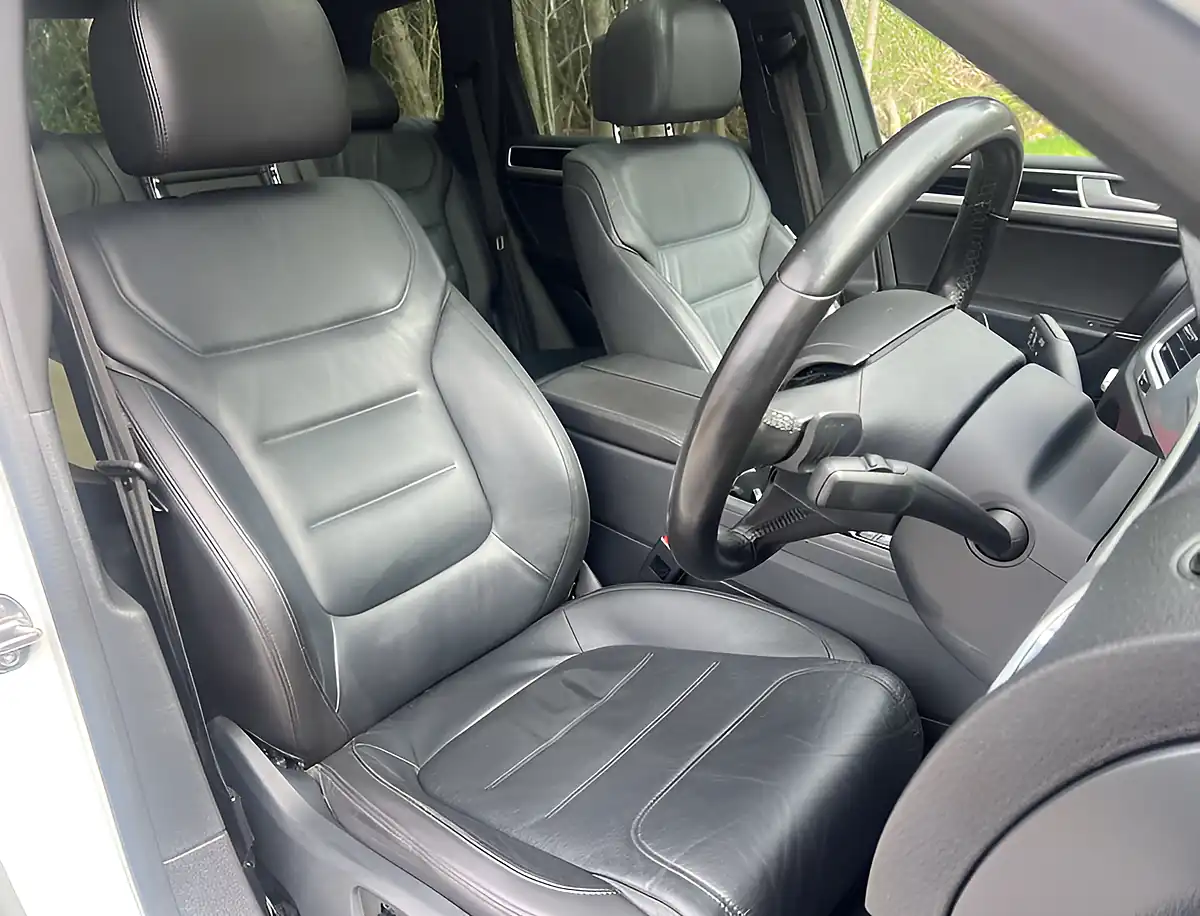 Used 2017 Volkswagen Touareg R-Line+ Pure White - Interior and Exterior details 12