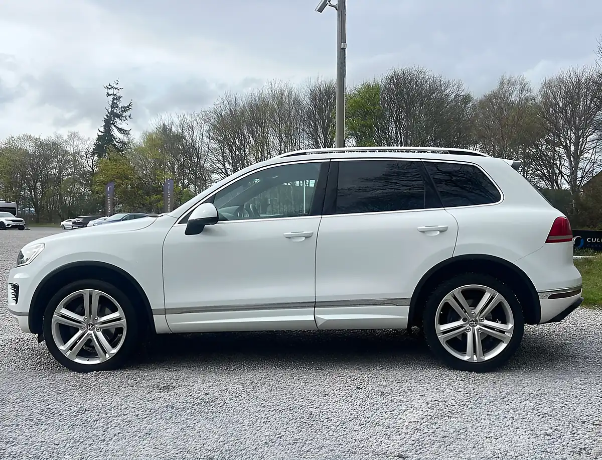 Used 2017 Volkswagen Touareg R-Line+ Pure White - Interior and Exterior details 6