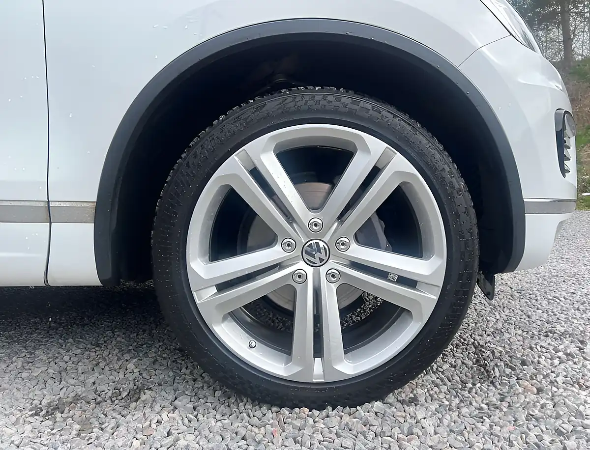 Used 2017 Volkswagen Touareg R-Line+ Pure White - Interior and Exterior details 9