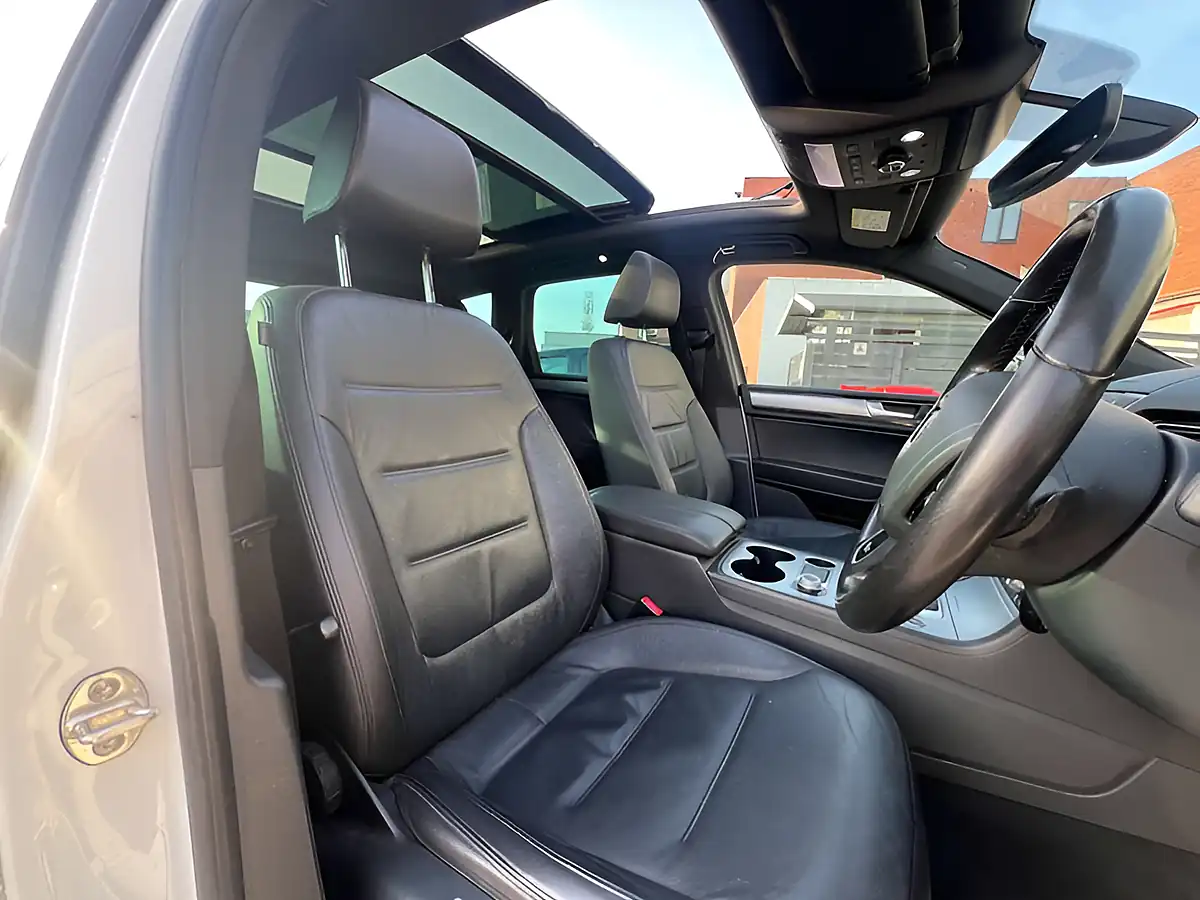 Used 2017 Volkswagen Touareg R-Line Pure White - Interior and Exterior details 7