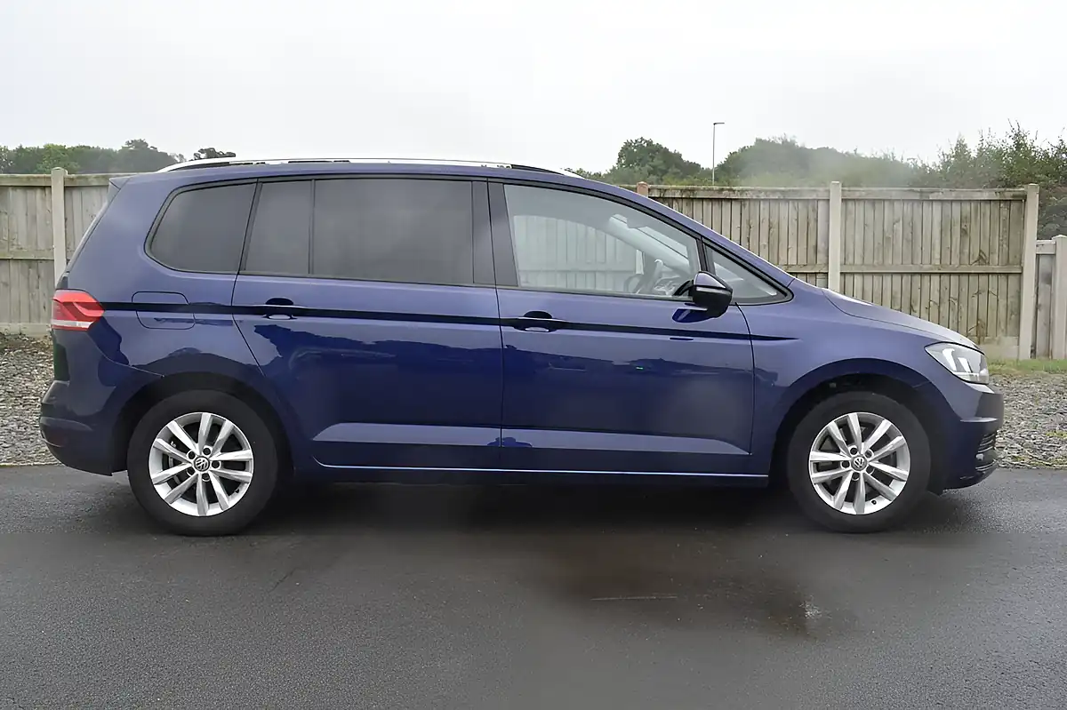 Used 2017 Volkswagen Touran Se Blue - Interior and Exterior details 5