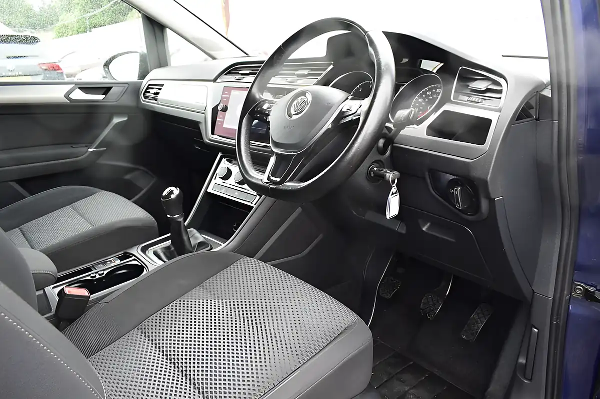 Used 2017 Volkswagen Touran Se Blue - Interior and Exterior details 7