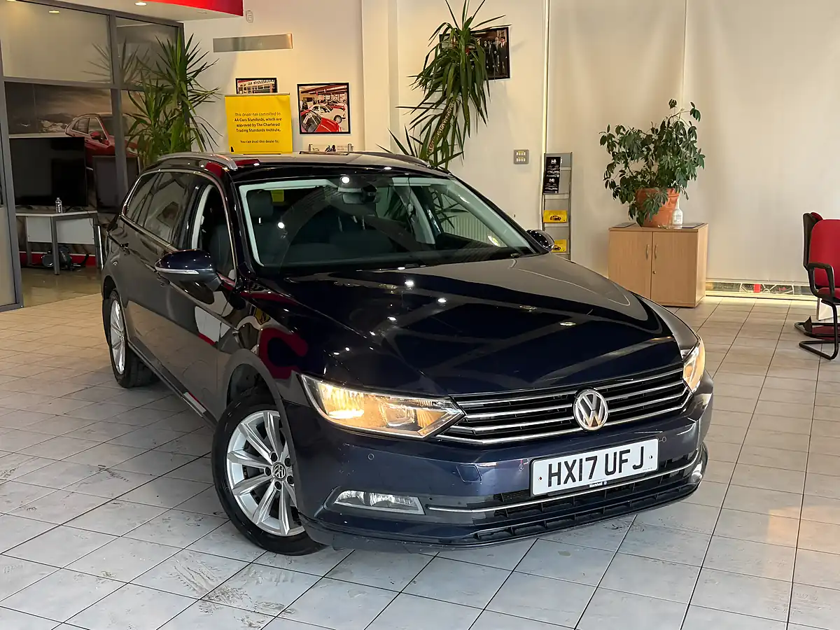 Used 2017 Volkswagen Touran Se Family Grey - Front View