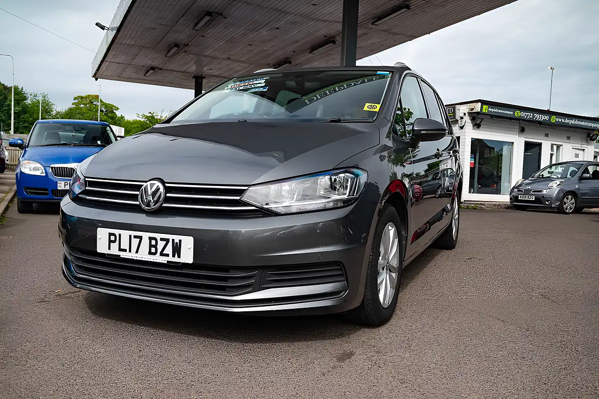 Used 2017 Volkswagen Touran Se Family Urano Grey - Interior and Exterior details 3