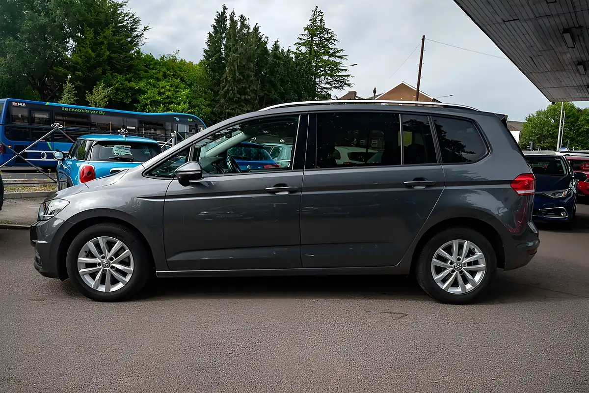 Used 2017 Volkswagen Touran Se Family Urano Grey - Interior and Exterior details 4