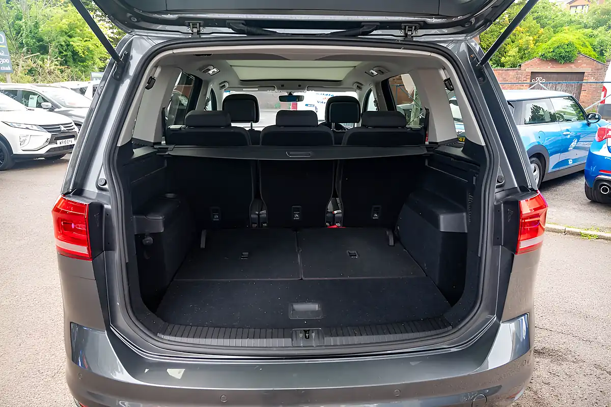 Used 2017 Volkswagen Touran Se Family Urano Grey - Interior and Exterior details 9
