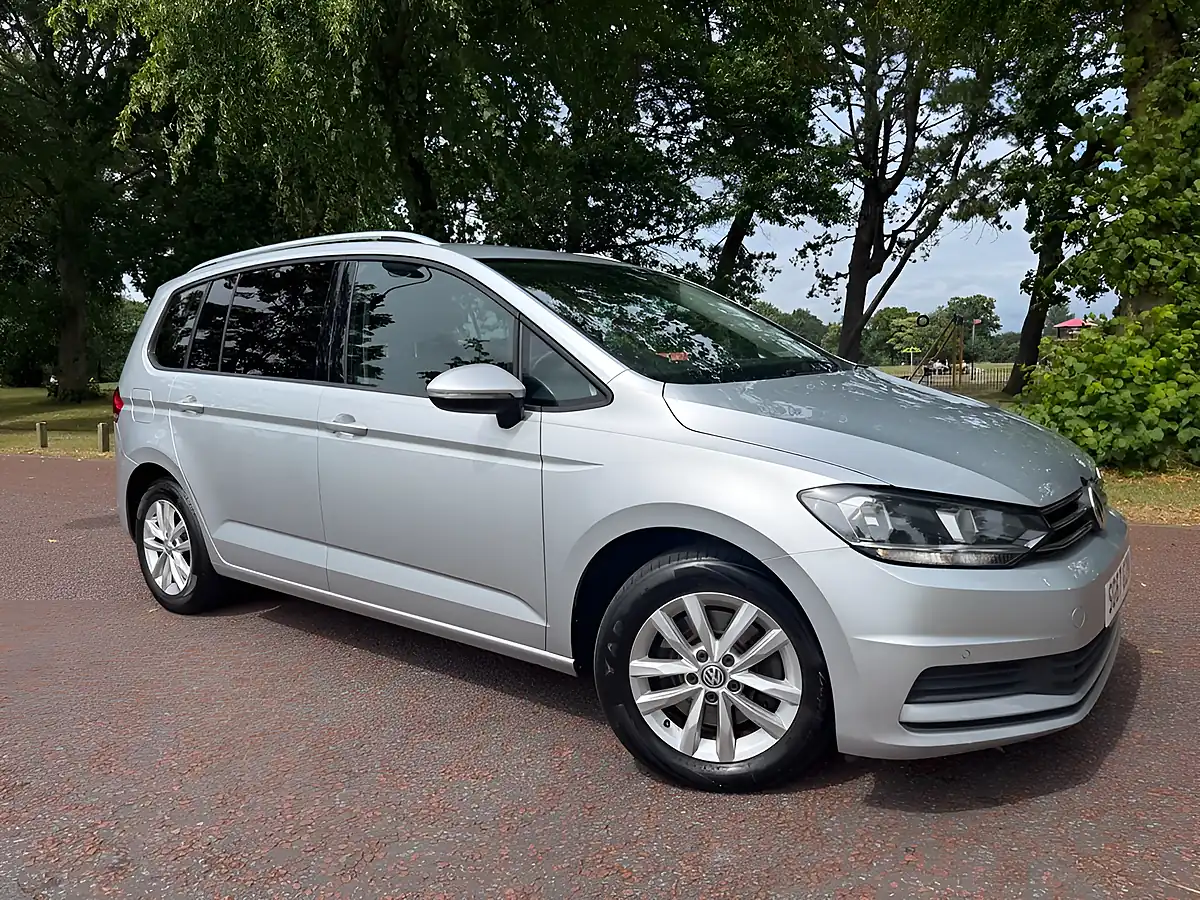 Used 2017 Volkswagen Touran Se Silver - Front View